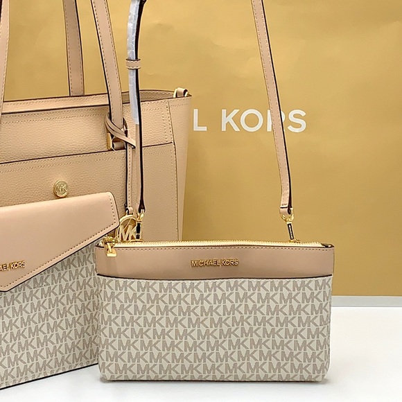 MICHAEL KORS
Maisie Large Pebbled Leather 3-in-1 Tote Bag BUFF SIGNATURE MULTI - Picture 6 of 16